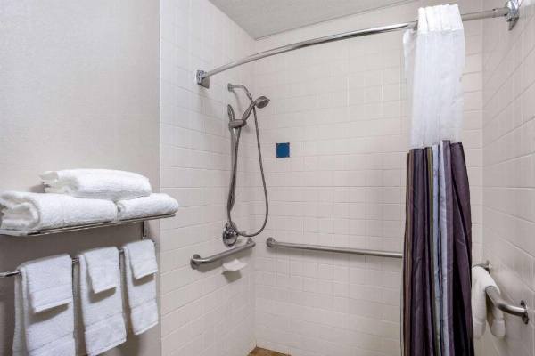 La Quinta Inn & Suites by Wyndham Binghamton - Johnson City image 22