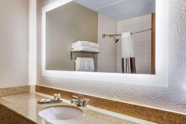 La Quinta Inn & Suites by Wyndham Binghamton - Johnson City image 29